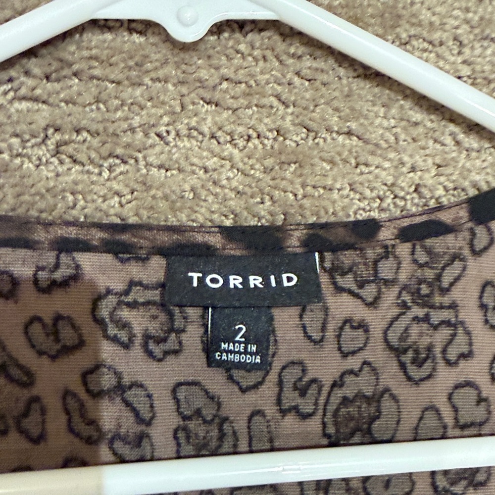 Torrid Brown Leopard Tie-Front Puff Sleeve Blouse size 2 - Picture 7 of 10